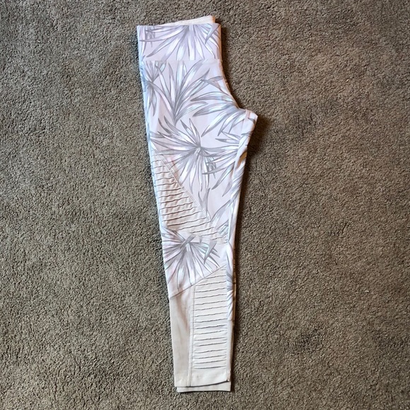 SOLD VS Pink Ultimate Leggings - Picture 2 of 3